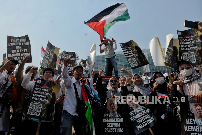 Masses held a peaceful demonstration to defend Palestine in front of the US Embassy in Jakarta, Saturday (28/10/2023).