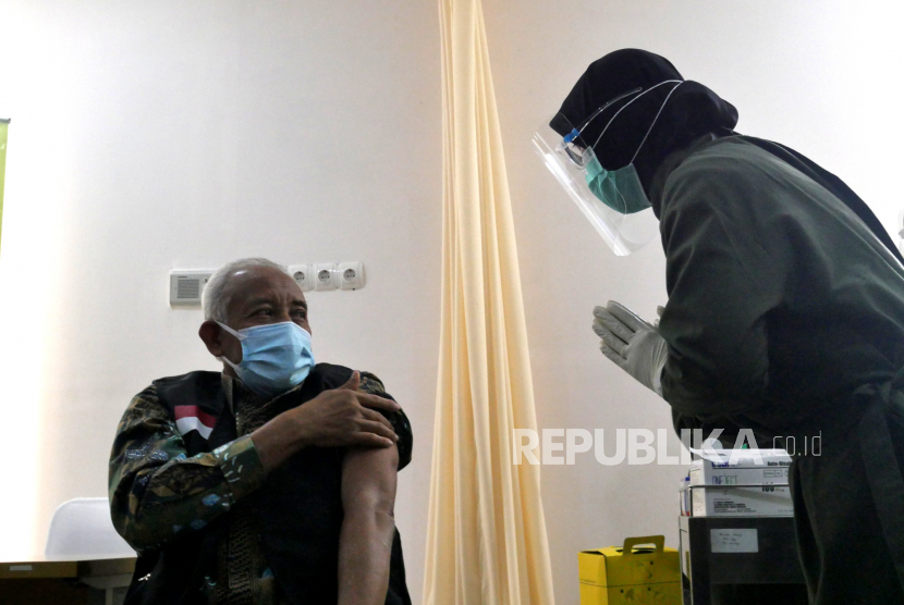 Bupati Sleman bersiap melakukan proses vaksinasi Covid-19 di Puskesmas Ngemplak II di Sleman, Yogyakarta, Kamis (14/1). DIY memulai vaksinasi Covid-19 secara serentak tahap pertama. Dan kali ini diprioritaskan untuk tenaga kesehatan.
