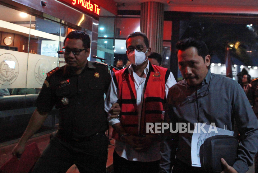 Tersangka owner PT Kara Nusantara Investama atau Kara Windu Aji Sutanto (tengah) berjalan menuju mobil tahanan di Gedung Bundar, Kejaksaan Agung, Jakarta, Selasa (18/7/2023).