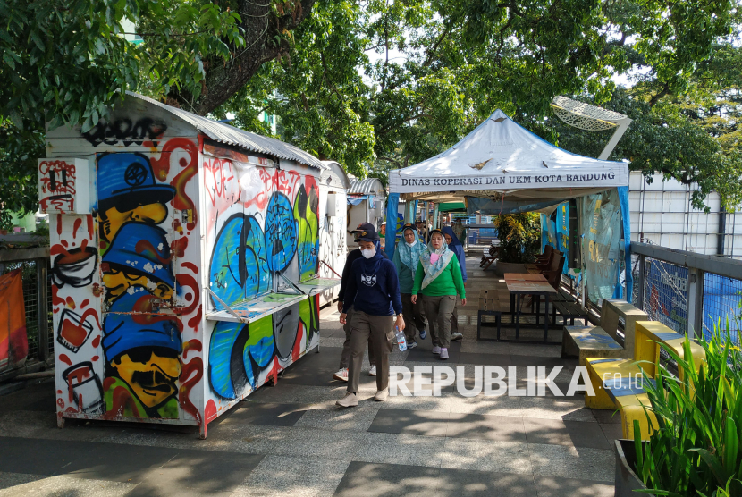 Kondisi Teras Cihampelas, di Jalan Cihampelas, Kota Bandung, sepi pengunjung dan dipenuhi coretan 