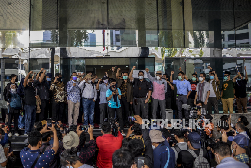 Sejumlah mantan pegawai KPK yang tidak lolos Tes Wawasan Kebangasaan berkumpul bersama perwakilan Koalisi Masyarakat Anti Korupsi saat pelepasan di Jakarta, Kamis (30/9). Sebagian dari mereka memiliki ide untuk mendirikan partai politik. (ilustrasi)