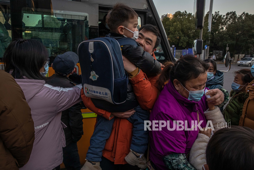  Orang tua bertemu anak-anak mereka yang tiba dengan bus dari taman kanak-kanak, di Wuhan, Cina, 31 Desember 2020 (dikeluarkan 01 Januari 2021). Kehidupan di Wuhan, kota di China berpenduduk lebih dari 11 juta, yang hampir setahun lalu menjadi episentrum wabah virus corona, kembali normal.