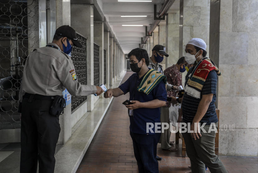 Ilustrasi protokol kesehatan di rumah ibadah Masjid Istiqlal Jakarta. Rumah ibadah tetap diperbolehkan beraktivitas dengan ketentuan yang ketat 