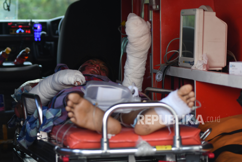 Salah satu korban luka pada peristiwa kecelakaan kerja di lokasi pabrik PT Indonesia Tsingshan Stainless Steel (ITSS) pada kawasan IMIP dipindahkan ke ruangan isolasi di RSUD Morowali di Kabupaten Morowali, Sulawesi Tengah, Selasa (26/12/2023). Hingga Selasa (26/12/2023), sebanyak 18 orang dinyatakan meninggal dunia dalam peristiwa kecelakaan kerja tersebut yang terdiri dari 10 orang tenaga kerja indonesia (TKI) dan 8 orang tenaga kerja asing (TKA). 