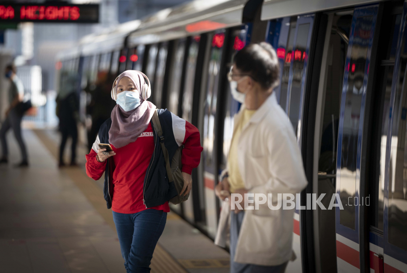 Penumpang mengenakan masker keluar dari kereta Mass Rapid Transit, di Kuala Lumpur, Malaysia, Senin (4/5). Pemerintah Malaysia mulai menerapkan peraturan wajib menggunakan masker mulai Sabtu (1/8) dengan denda 1.000 ringgit 