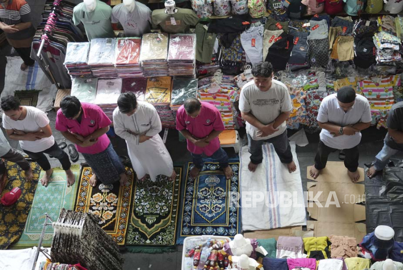 Orang-orang melakukan shalat Jumat di pasar Tanah Abang, Jakarta. Kapan Waktu Mustajab Berdoa di Hari Jumat?