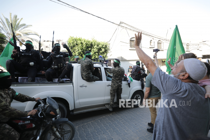 Pejuang brigade Izz ad-Din al-Qassam, sayap militer Hamas, berparade untuk mengenang para pejuang al-Qassam yang tewas dalam konflik baru-baru ini di Kota Gaza, 27 Mei 2021 (dikeluarkan 28 Mei 2021). Setelah sebelas hari bertempur, gencatan senjata mulai berlaku pada 21 Mei antara Israel dan militan di Jalur Gaza di bawah inisiatif Mesir untuk gencatan senjata tanpa syarat.
