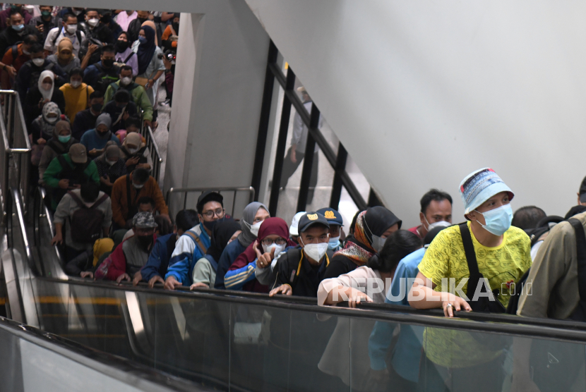 Ilustrasi Penumpang KRL Commuter Line memadati eskalator stasiun saat transit di Stasiun Manggarai, Jakarta. Perubahan pola operasional kereta rel listrik (KRL) karena dilakukan switch over kelima (SO5) di Stasiun Manggarai sudah berjalan selama dua pekan sejak 28 Mei 2022.