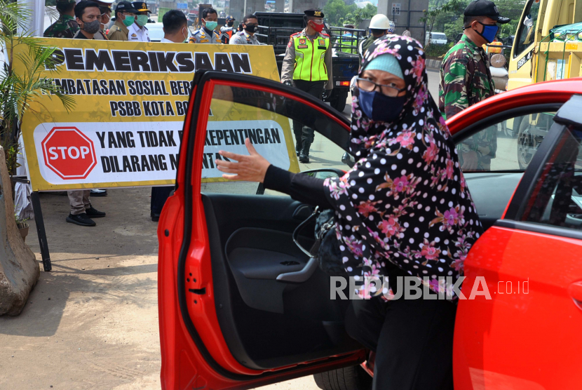 Warga turun dan pindah tempat duduk saat pemeriksaan kepatuhan Pembatasan Sosial Berskala Besar (PSBB) di jalan KH Sholeh Iskandar, Kota Bogor, Jawa Barat, Senin.