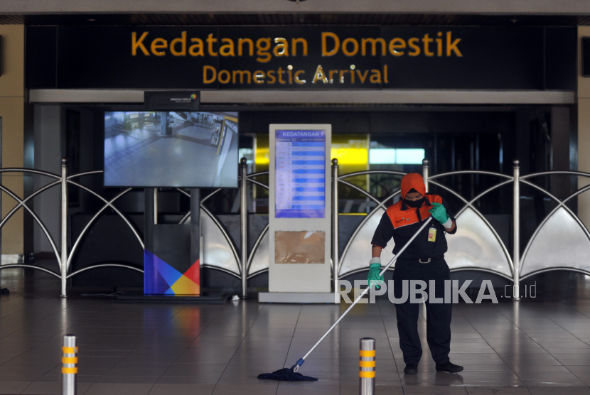 Petugas membersihkan area selasar di terminal kedatangan domestik, Bandara Internasional Minangkabau (BIM), Padangpariaman, Sumatra Barat, Sabtu (25/4/2020). PT Angkasa Pura II Bandara Internasional Minangkabau (BIM) memastikan seluruh fasilitas di bandara tersebut optimal dan berfungsi dengan baik menjelang kedatangan Wakil Presiden KH Ma'ruf Amin pada Kamis (4/5/2023).