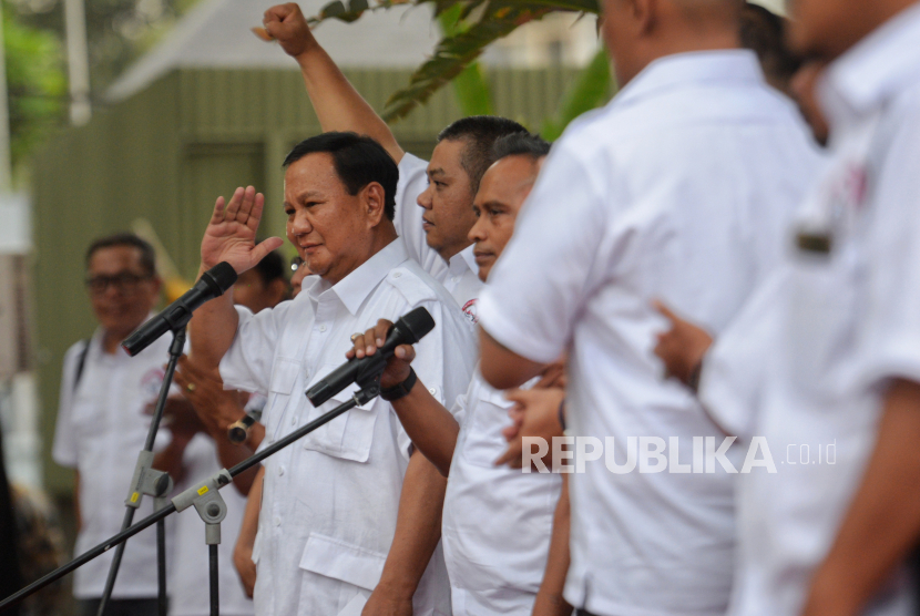 Bakal Calon Presiden Prabowo Subianto menyampaikan pidato politiknya usai melakukan pertemuan bersama Persaudaraan Aktivis 98 di kediamannya, Jalan Kertanegara, Jakarta, Rabu (11/10/2023). 
