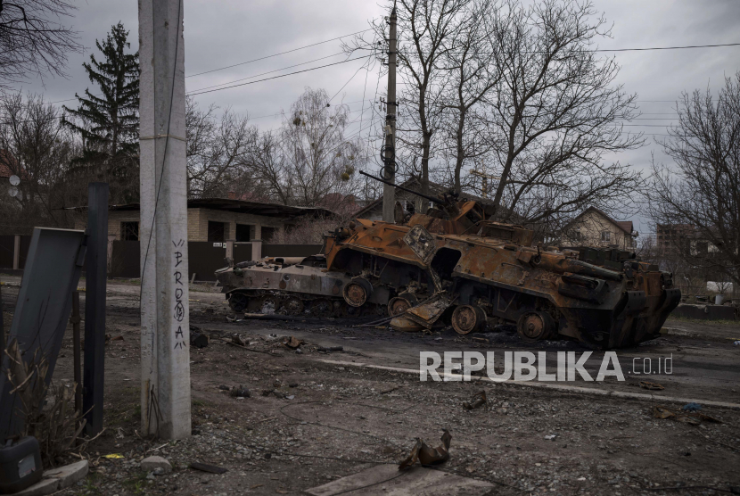 Tank Rusia yang hancur terlihat setelah pertempuran antara pasukan Rusia dan Ukraina di Bucha, di pinggiran Kyiv, Ukraina, Rabu, 6 April 2022. Sebuah desa kecil di utara Kiev sengaja menenggelamkan diri untuk mencegah serangan Rusia. 