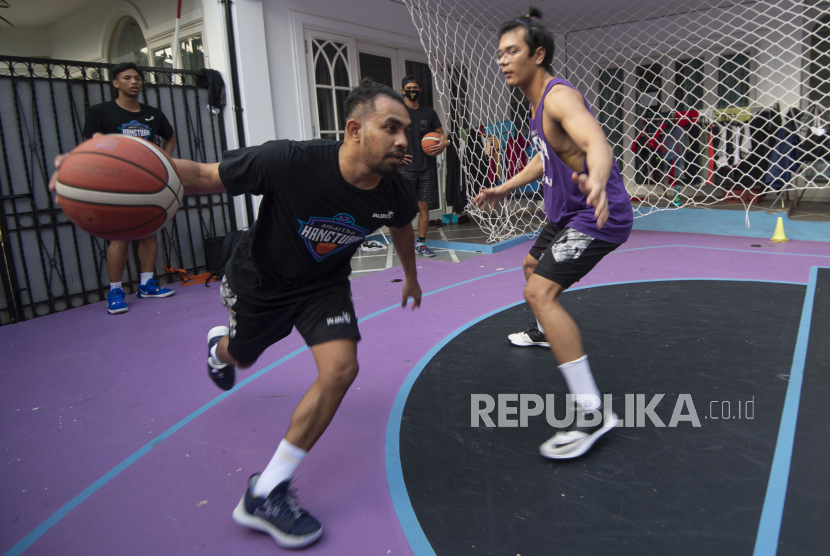 Pebasket klub Amartha Hangtuah Riggs Ronsumbre (kiri) dan Firman Yohanes berlatih di mes milik klubnya di Kemang, Jakarta, Jumat (12/6/2020). -Foto Ilustrasi-