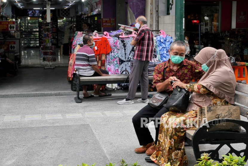 Pedagang souvenir menunggu pembeli di Malioboro, Yogyakarta, Rabu (4/11). Hari ke-2 permberlakuan ujicoba semi pedestrian Malioboro masih menyisakan permasalahan bagi pedagang, dan angkutan tidak bermotor. Bagi pedagang anjloknya pengunjung menjadi masalah serius. Bagi becak dan andong juga mengalami penurunan penumpang yang cukup siginifikan.
