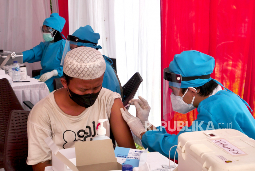 75 Persen Santri di Yogyakarta Sudah Divaksinasi. Santri mengikuti penyuntikan vaksin Covid-19 di Lapangan Pondok Pesantren Ali Maksum, Krapyak, Yogyakarta, Ahad (8/8). Sebanyak 1.000 dosis vaksin suntikan pertama disiapkan pada vaksinasi ini. Selain untuk santri pondok pesantren, vaksinasi juga untuk warga sekitar pondok pesantren dalam rangka percepatan vaksinasi Covid-19.