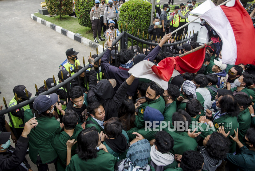 Sejumlah mahasiswa melakukan aksi unjuk rasa menolak Undang-Undang Cipta Kerja di depan Gedung DPRD Jawa Barat, Bandung, Jawa Barat, Rabu (7/10/2020).