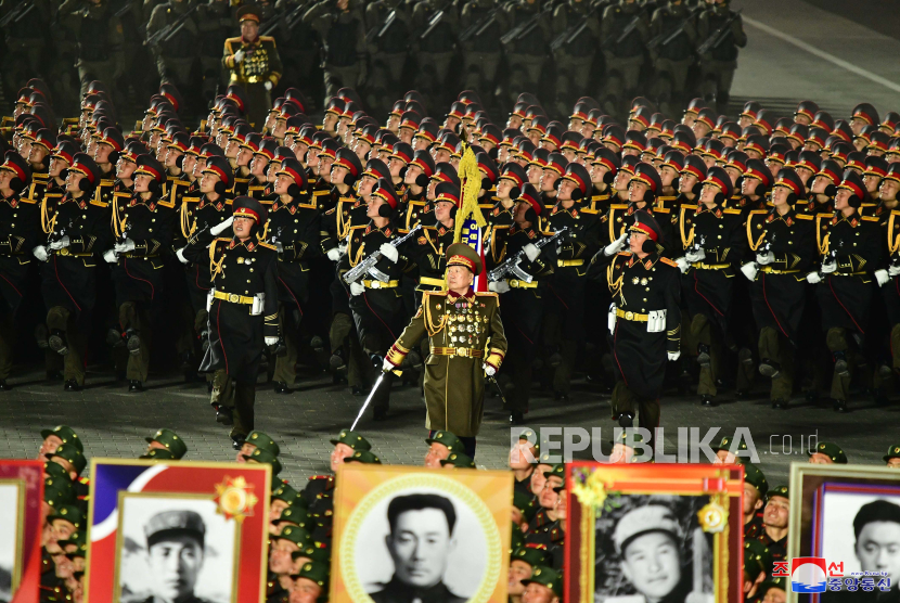 Tentara Korea Utara berbaris saat parade militer di Pyongyang, Korea Utara, 8 Februari 2023.