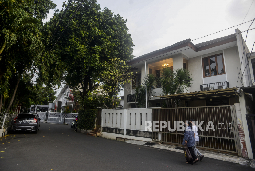 Warga melintas di depan rumah dinas Kadiv Propam Polri Irjen Pol Ferdy Sambo di Kompleks Polri DUren Tiga, Jakarta, Selasa (12/7/2022). Rumah dinas Kadiv Propam Polri Irjen Pol Ferdy Sambo terpantau sepi pasca peristiwa baku tembak antara Brigadir J dan Bharada E yang terjadi pada Jumat (8/7/2022). Republika/Putra M. Akbar