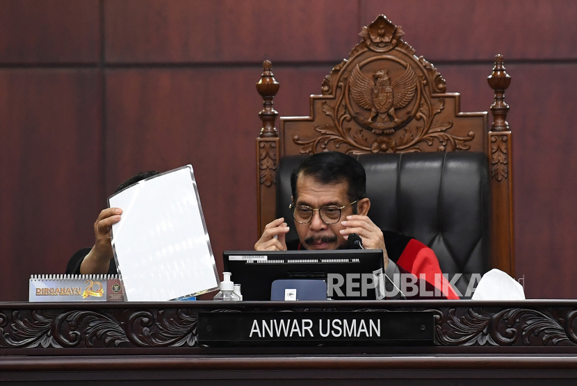 Ketua Majelis Hakim Mahkamah Konstitusi (MK) Anwar Usman bersiap memimpin jalannya sidang putusan Pengujian Materiil Undang-Undang Nomor 30 Tahun 2002 tentang Komisi Pemberantasan Tindak Pidana Korupsi di Gedung MK, Jakarta, Selasa (15/8/2023). MK menolak permohonan uji materi yang diajukan Masyarakat Antikorupsi Indonesia (MAKI) yakni Boyamin Saiman dan Christophorus Harno, sehingga perpanjangan masa jabatan pimpinan KPK dari empat tahun menjadi lima tahun tetap berlaku pada era pimpinan Firli Bahuri.  