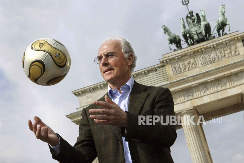 The President of the 2006 World Cup Organizing Committee, Franz Beckenbauer, presents the golden soccer ball for the 2006 World Cup final in front of the Brandenburg Gate on April 18, 2006. Germany