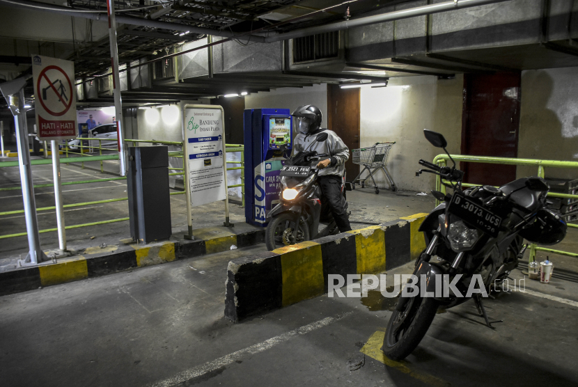 Pengguna kendaraan mengambil tiket di area parkir mal Bandung Indah Plaza (BIP), Jalan Merdeka, Kota Bandung, Kamis (5/1/2023). 