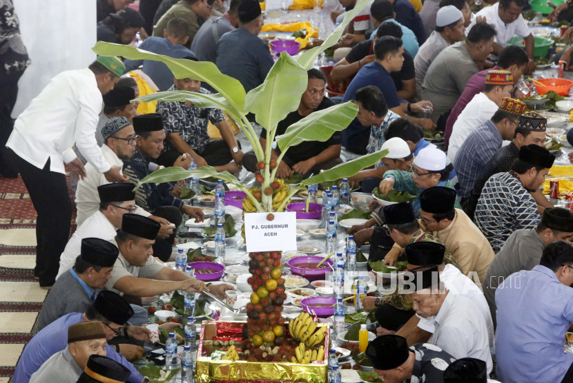 Umat Muslim makan bersama selama perayaan Maulid Nabi Muhammad di Banda Aceh. (ilustrasi).  Peringatan Maulid Nabi Muhammad SAW bukan perkara bidah 
