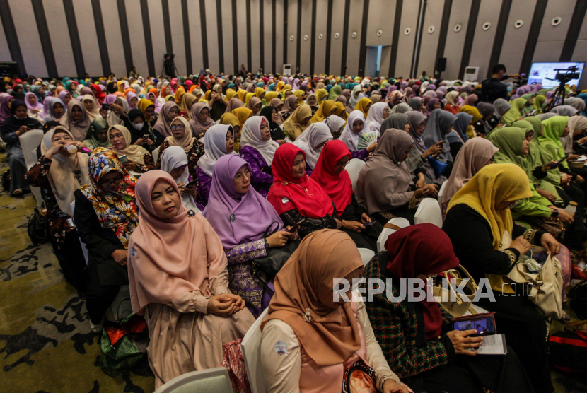 Sejumlah peserta menghadiri acara Sahabat Ibu Cakap Literasi Keuangan Syariah (SiCantikS) di Jakarta, Selasa (10/10/2023). Acara SiCantikS bertajuk Sadar dan Cakap Keuangan Syariah untuk Keluarga Sakinah se-Wilayah Jabodetabek tersebut untuk memberikan edukasi keuangan kepada komunitas perempuan dan ibu.