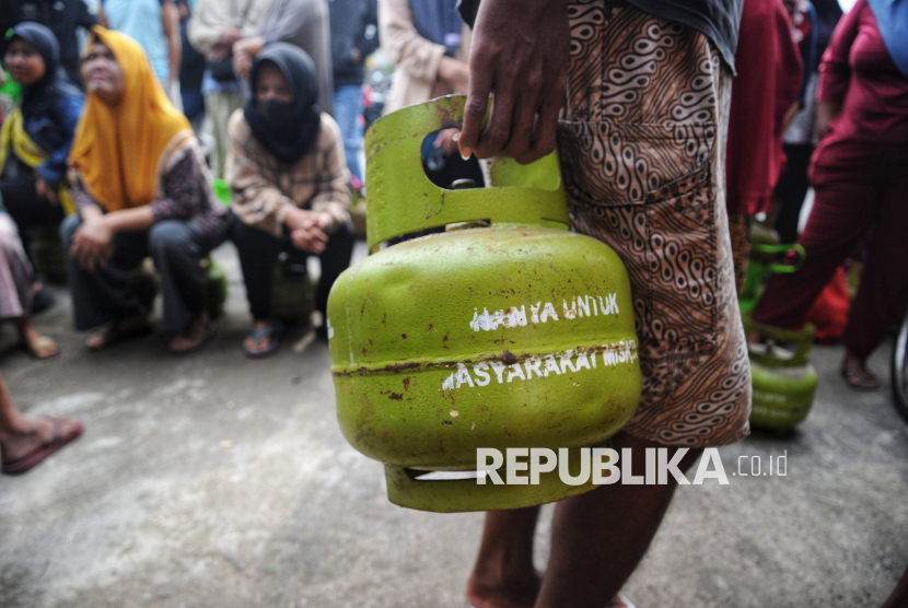 Warga antre untuk membeli gas elpiji 3 kilogram bersubsidi di salah satu pangkalan di Kawasan Bojong Gede, Kab Bogor, Jawa Barat, Selasa (4/2/2025). Sejumlah warga mengeluhkan kebijakan pemerintah yang melarang penjualan elpiji di pengecer/warung karena hal ini  menyulitkan masyarakat. Seorang warga Egi Kusuma (45) yang sudah menganti sejak pukul 06.00 pagi berharap semoga pasokan/penjualan gas bisa kembali normal sehingga mudahan masyarakat kecil dan tidak perlu menghabiskan waktu dan tenaga hanya untuk berburu gas.