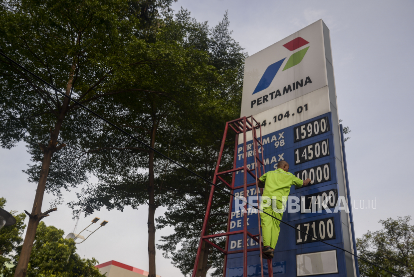 Petugas mengganti papan harga BBM di Jakarta, Sabtu (3/9/2022).  Menteri Badan Usaha Milik Negara (BUMN) Erick Thohir mengumumkan penyesuaian harga jual produk-produk BBM nonsubsidi atau jenis bahan bakar umum (JBU) milik PT Pertamina (Persero).