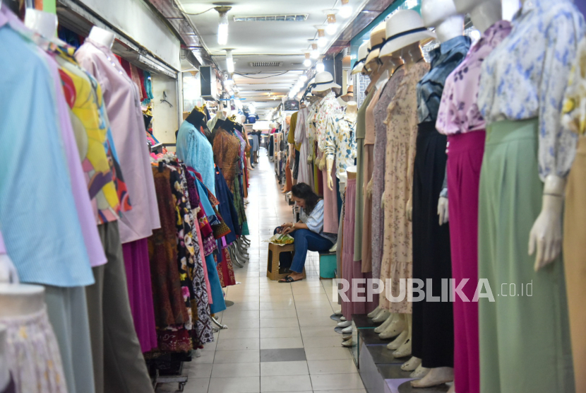 Pedagang toko pakaian menunggu pembeli di Pasar Petisah, Medan, Sumatera Utara, Selasa (26/9/2023). 
