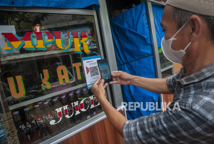 Warga melakukan pembayaran digital melalui QRIS (ilustrasi). Kantor Perwakilan Bank Indonesia (KPwBI) Sulawesi Tenggara mendorong masyarakat di Kota Kendari menggunakan transaksi digital dengan metode Quick Response Code Indonesian Standard (QRIS).