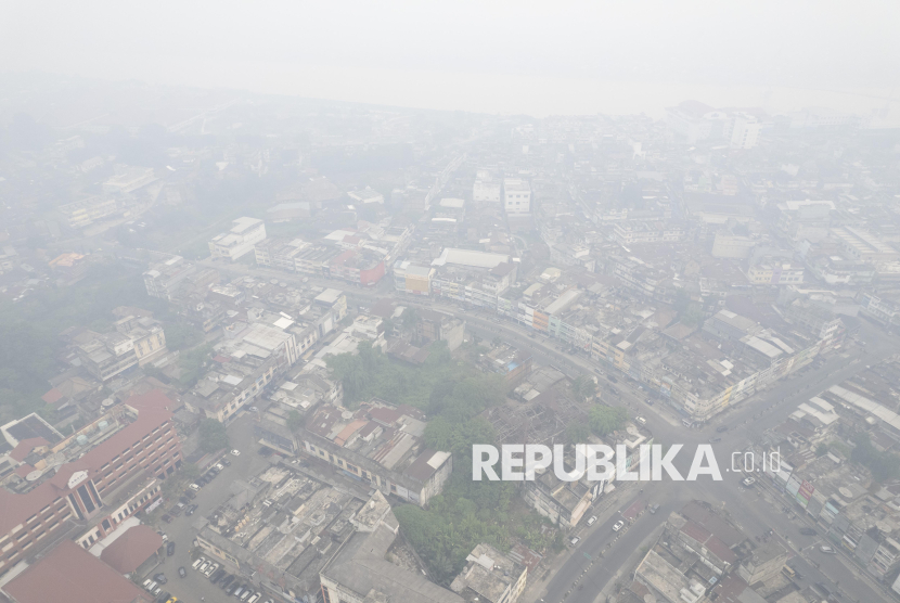Foto udara suasana kawasan Pasar Jambi saat kabut asap kebakaran hutan dan lahan (karhutla) menyelimuti Kota Jambi, Jambi, Sabtu (10/10/2026). Data Indeks Standar Pencemaran Udara (ISPU) Kementerian Lingkungan Hidup menunjukkan kualitas udara di Kota Jambi, Kabupaten Muaro Jambi, dan Kabupaten Tebo berada pada kategori berbahaya pada Sabtu (10/10), seiring bertambah pekatnya asap karhutla di sejumlah wilayah tersebut dalam beberapa pekan terakhir. 