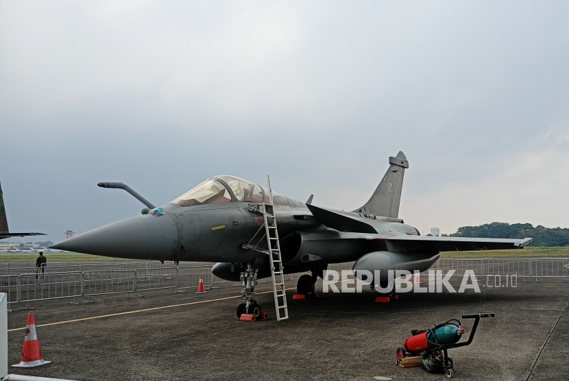 Jet Dassault Rafale dipamerkan di Terminal Selatan Lanud Halim Perdanakusuma, Jakarta Timur, Kamis (3/11/2022). Pameran berbagai jenis pesawat tempur, angkut, dan helikopter merupakan rangkaian dari Indo Defence 2022 yang dipusatkan di JIExpo, Kemayoran, Jakarta Pusat yang berlangsung pada 2-5 November 2022.
