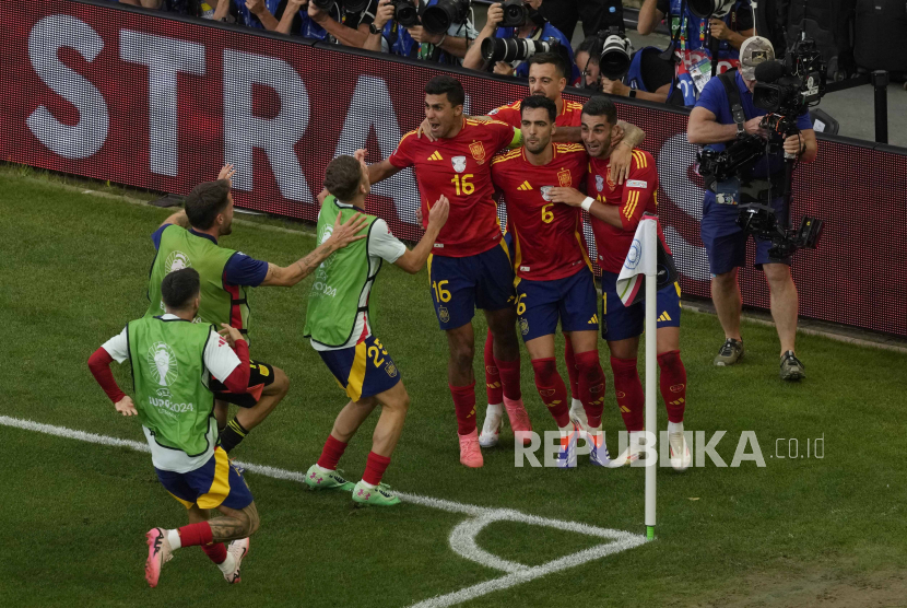 Para pemain Spanyol merayakan gol Mikel Merino yang membawa Spanyol menang 2-1 atas Jerman.