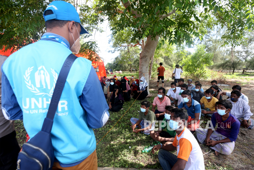 Petugas United Nations High Commissioner for Refugees (UNHCR) memberikan pengarahan kepada imigran ilegal etnis Rohingya yang terdampar di pesisir pantai Kuala Simpang Ulim, Aceh Timur, Aceh, Ahad (6/6/2021). Lembaga kemanusiaan yang menangani pengungsi UNHCR masih melakukan negosiasi dengan Pemerintah setempat untuk penanganan lanjutan terhadap penempatan 81 pengungsi etnis Rohingya. 