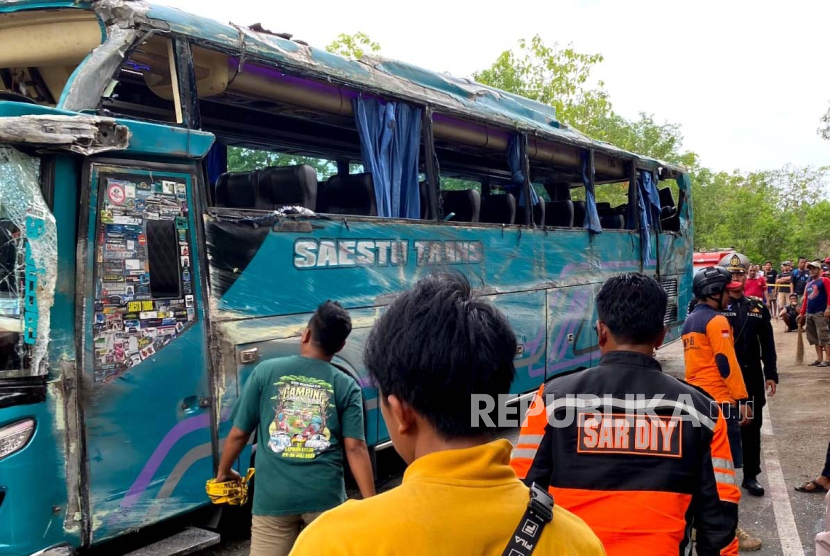 Kondisi bus pariwisata yang mengalami kecelakaan dan terguling di kawasan Bukit Bego, ruas jalan Imogiri-Dlingo, Kabupaten Bantul, DIY, Kamis (8/2/2024).