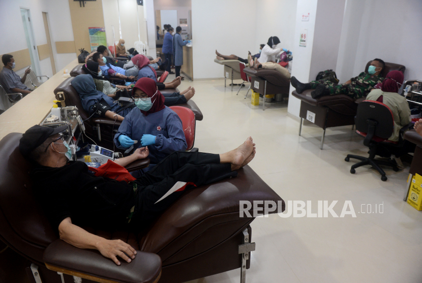 Petugas PMI melakukan pengambilan darah pendonor.
