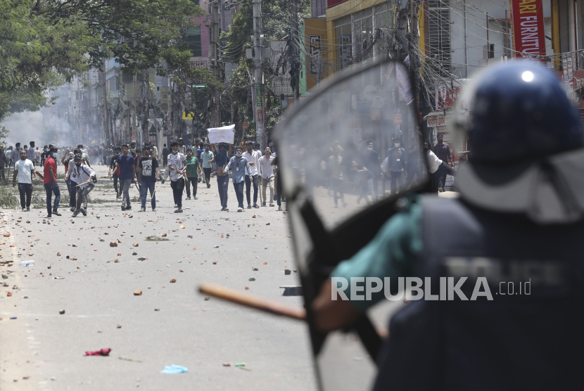 Demonstran terlibat bentrok dengan polisi saat aksi protes pembatasan kuota pegawai pemerintah di Dhaka, Bangladesh, Kamis (18/7/2024).Menurut Polisi, setidaknya 11 orang telah terbunuh dan beberapa ratus orang terluka akibat bentrokan tersebut. 