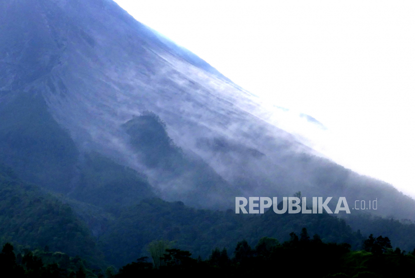 Gunung Merapi terlihat dari Pos Pengamatan Gunungapi Merapi Babadan, Magelang, Jawa Tengah, Jumat (6/11). Petugas pos lebih intensif mantau aktivitas gunung sejak naiknya status Gunung Merapi menjadi Siaga pada Kamis (6/11).