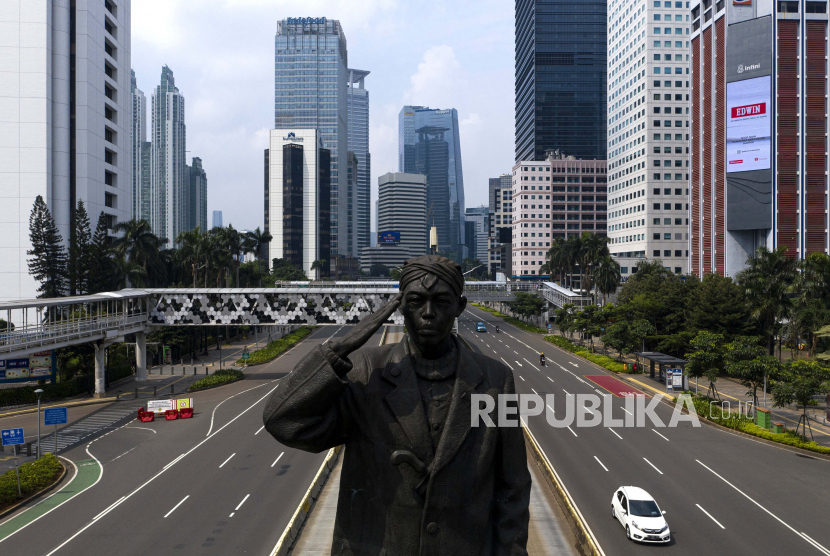 Sejumlah kendaraan melintas di Jalan Jenderal Sudirman, Jakarta Pusat, Jumat (10/4/2020). Pemprov DKI Jakarta mulai memberlakukan Pembatasan Sosial Berskala Besar (PSBB) selama 14 hari dimulai pada 10 April hingga 23 April 2020