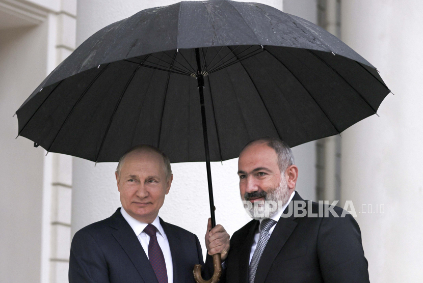 Presiden Rusia Vladimir Putin, kiri, dan Perdana Menteri Armenia Nikol Pashinyan. Presiden Rusia Vladimir Putin meyakinkan Armenia bahwa mereka merupakan sekutu Moskow.