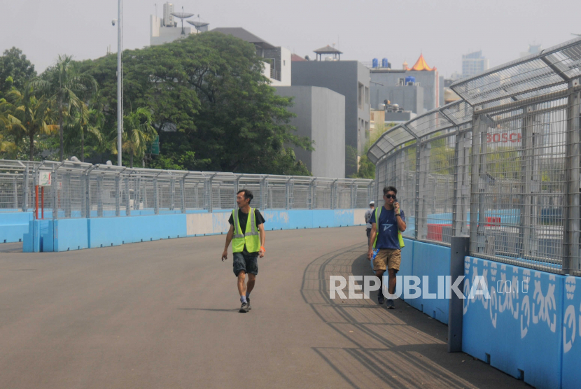 Kru Formula E Operation berjalan melintasi Jakarta International E-Prix Circuit di Jakarta, Rabu (31/5/2023). Perhelatan balap mobil listrik Jakarta E-Prix 2023 akan dilaksanakan dua seri yaitu sesi 10 dan 11 yang diikuti 22 pembalap dari 11 tim berbeda pada 3-4 Juni 2023.