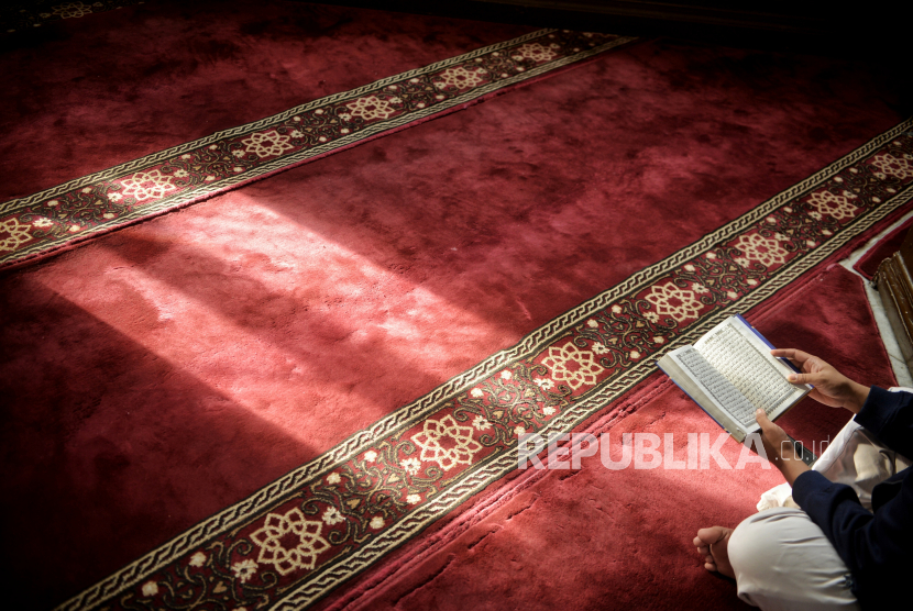 Warga membaca Alquran di Masjid Cut Meutia, Jakarta, Ahad (2/4/2023). 