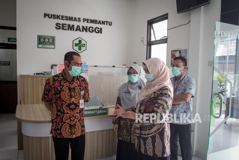 Wali Kota Solo FX. Hadi Rudyatmo (kiri) didampingi Kepala Dinas Kesehatan Kota (DKK) Solo Siti Wahyuningsih (kedua kanan) meninjau kesiapan Fasilitas Kesehatan (Faskes) untuk vaksinasi COVID-19 di Puskesmas Pembantu Semanggi, Solo, Jawa Tengah, Rabu (13/1/2021). Pemerintah Kota Solo akan melakukan vaksinasi COVID-19 tahap pertama pada 14 Januari dengan menunjuk 33 Faskes yang terdiri dari 17 Puskesmas, satu Klinik Bhayangkara dan 14 rumah sakit. 