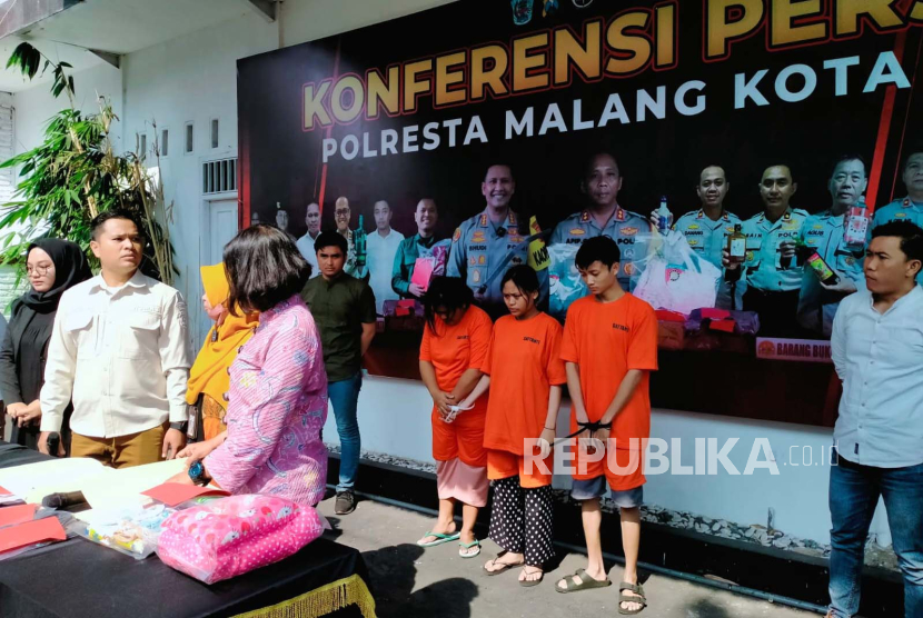 Polresta Malang Kota (Makota) merilis kasus tindak pidana penjualan bayi di Mapolresta Makota, Jumat (15/9/2023).