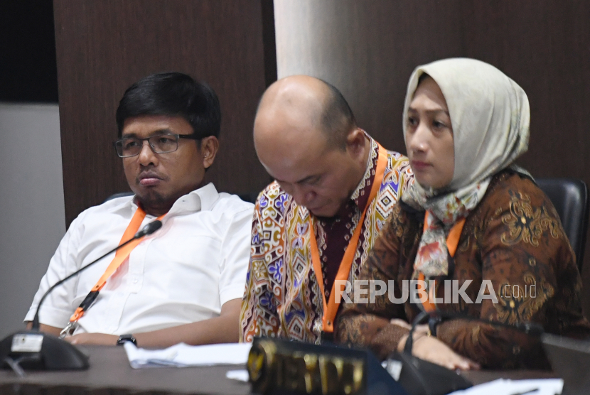 Anggota KPU RI Idham Holik (kiri) menjalani sidang Kode Etik Penyelenggara Pemilu (KEPP) di kantor DKPP, Jakarta, Rabu (8/2/2023). Sidang KEPP itu beragendakan mendengarkan keterangan pengadu dan teradu yang salah satunya anggota KPU RI Idham Holik. 