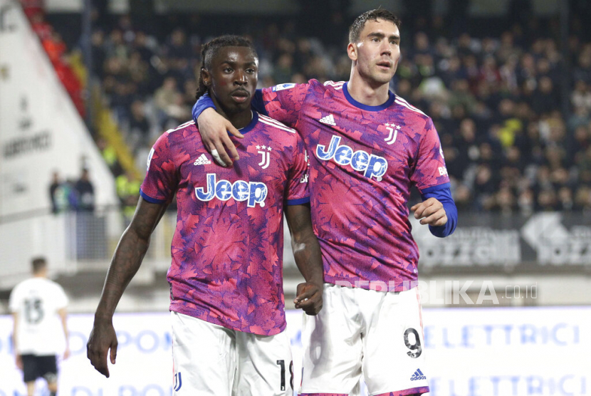 Pemain Juventus Moise Kean  (kiri) dan Dusan Vlahovic (kanan) merayakan setelah mencetak gol 0-1 pada pertandingan sepak bola Serie A antara Spezia dan Juventus, di stadion Alberto Picco di La Spezia, Italia,  Senin (20/2/2023) dini hari WIB.