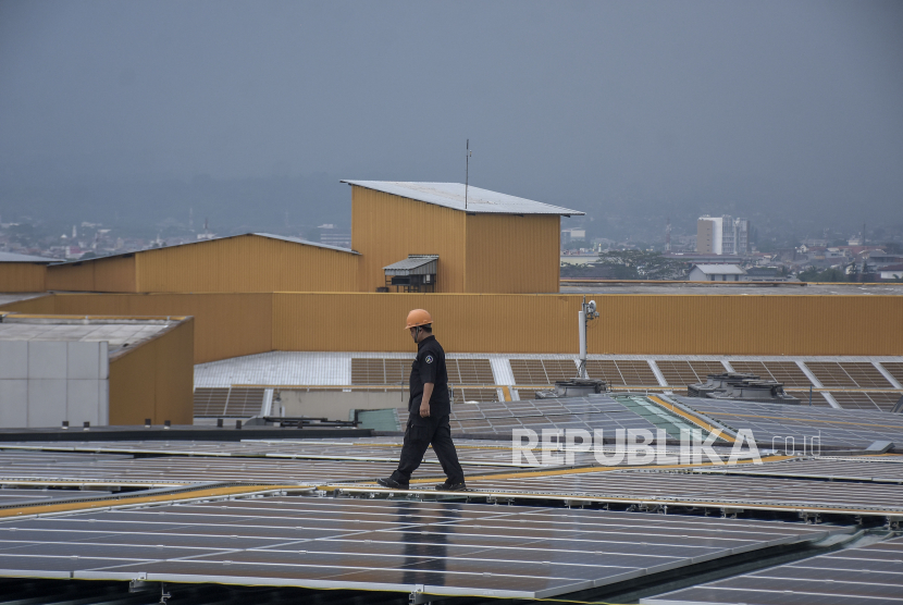 Petugas beraktivitas di dekat panel surya di atap (ilustrasi).