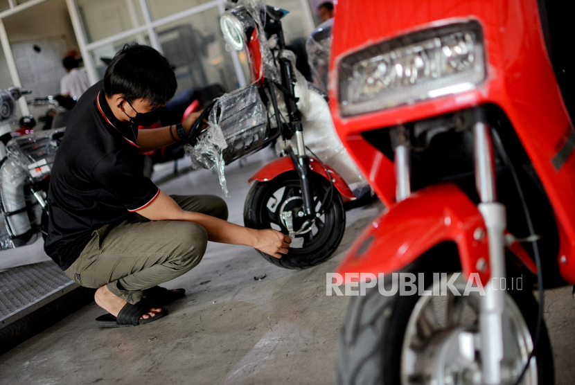 Teknisi mengecek kendaraan listrik di salah satu dealer sepeda motor listrik di Jakarta. ilustrasi. Angka penjualan motor pada 2021 adalah sebesar 5.057.516 unit.