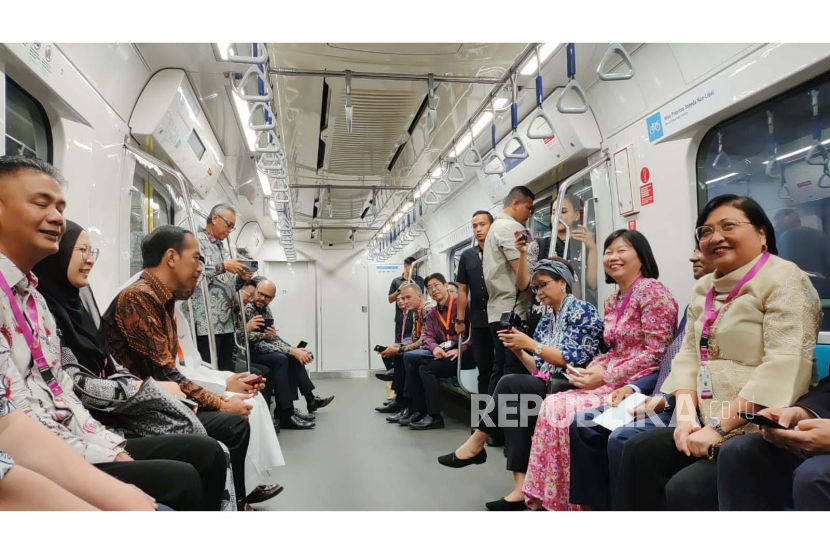 Presiden Joko Widodo (Jokowi) menghadiri peringatan HUT ke-56 ASEAN atau ASEAN Day menggunakan transportasi Moda Raya Terpadu (MRT) dari Stasiun Bundaran HI, Jakarta Pusat ke Stasiun ASEAN, Jakarta Selatan, Selasa (8/8/2023) pagi.